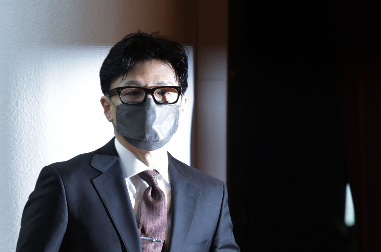 한동훈 법무부 장관이 17일 정부과천청사 법무부에서 열린 취임식에서 취임사를 하기위해 단상으로 향하고 있다. [연합]