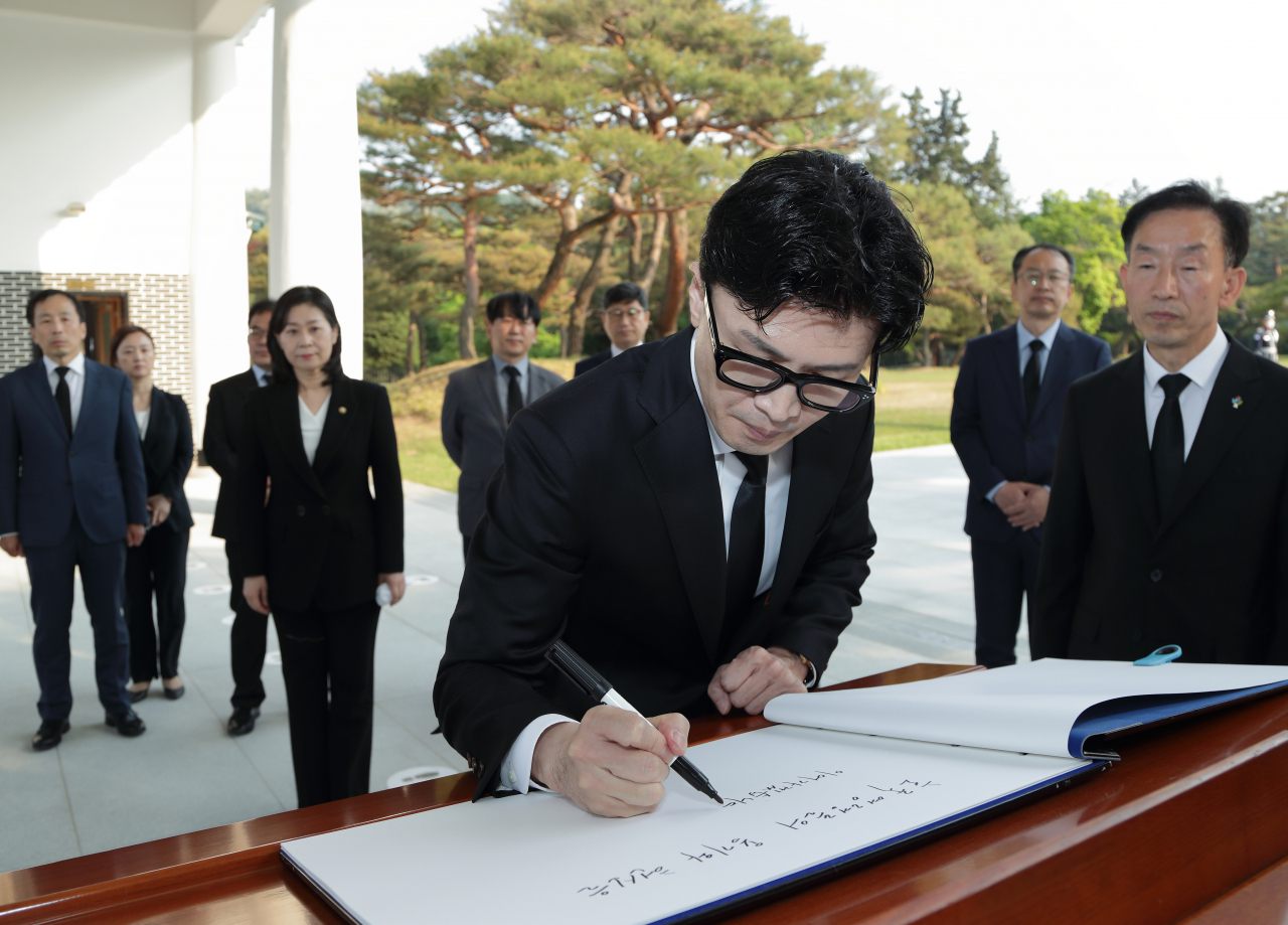 한동훈 법무부 장관이 17일 오후 취임식에 앞서 서울 동작구 국립서울현충원을 참배한 뒤 방명록을 쓰고 있다. [연합]