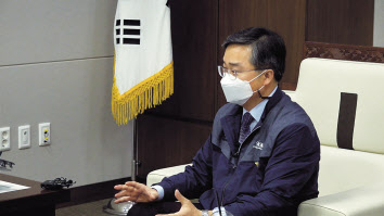경남 사천 한국항공우주산업(KAI)에서 지난달 28일 인터뷰를 하고 있는 김지홍 고정익개발부문 항공기해석실장.[프로파일럿 제공]