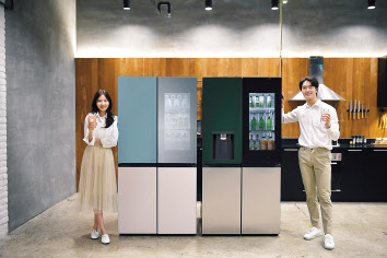 모델들이 ‘LG 디오스 오브제컬렉션 냉장고’ 신제품과 크래프트 아이스 기능이 탑재된 LG 디오스 오브제컬렉션 얼음정수기 냉장고를 소개하고 있다. [LG전자 제공]
