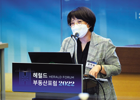 17일 서울 중구 대한상공회의소에서 ‘새 정부의 부동산정책 방향’을 주제로 열린 ‘헤럴드 부동산포럼 2022’에서 김덕례 주택산업연구원 주택정책연구실장이 주제발표를 하고 있다. 임세준 기자