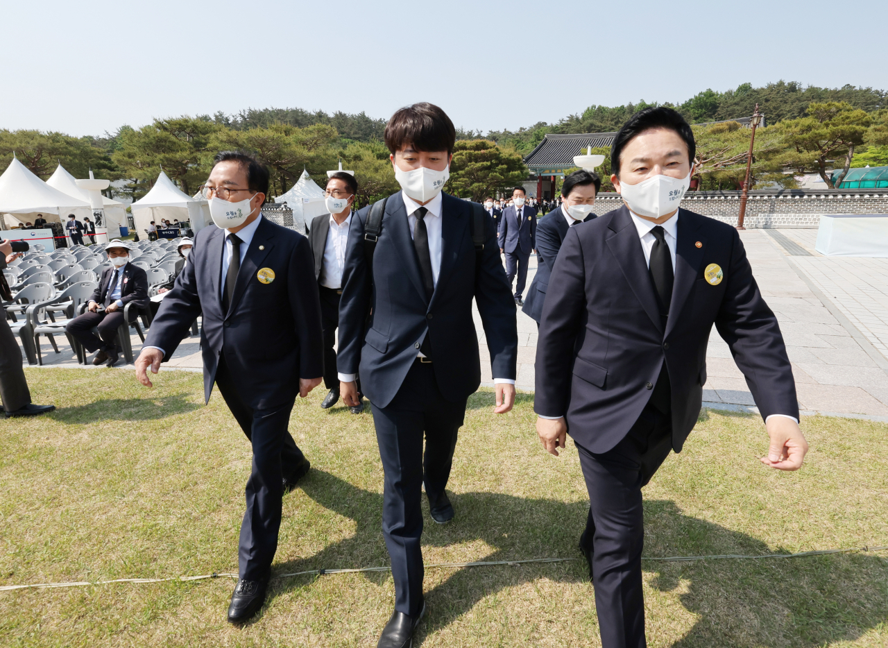 국민의힘 이준석 대표와 원희룡 국토교통부 장관이 18일 오전 광주 북구 국립 5·18 민주묘지에서 열린 제42주년 5·18 광주민주화운동 기념식에 참석하고 있다. [연합]