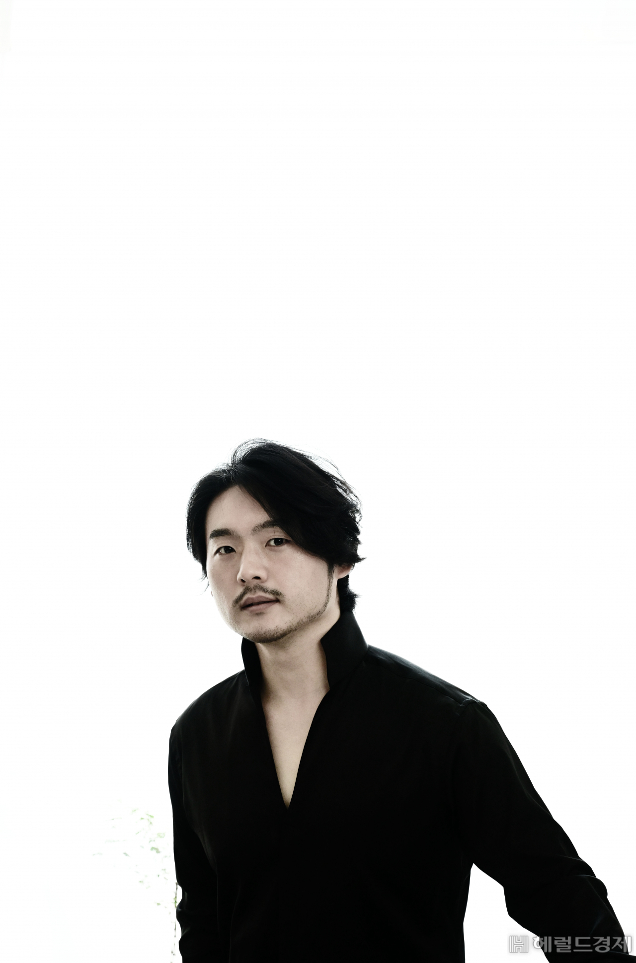 경북 김천에서 자라 학창시절엔 록밴드로 중창단으로 활동했던 바리톤 이응광은 무수히 많은 콩쿠르에서 수상하며 국내외 유수 무대에 섰고, 동양인 최초 스위스 바젤 오페라 극장 전속 가수를 지내며 세계적인 성악가로 자리했다. 그는 “노래를 하면서 가장 중요하게 생각하는 것은 나의 소리로 얼마나 아름답게 메시지를 전달하느냐는 것이다. 이를 통해 사람들의 감정을 매만지고 위로를 주고 싶다”고 말했다.