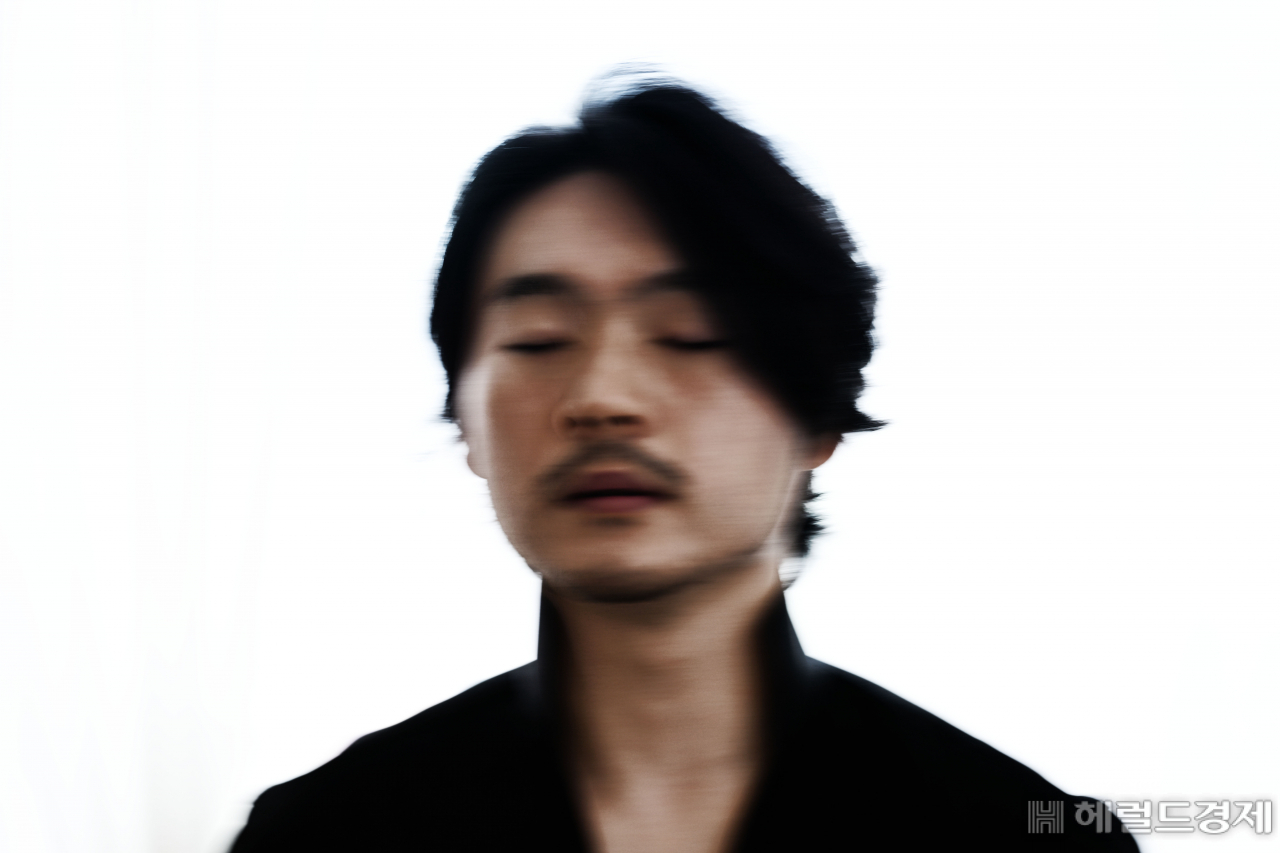 바리톤 이응광이 9일 오후 서울 서초구의 작업실에서 본지와 인터뷰를 가지고 있다. 박해묵 기자