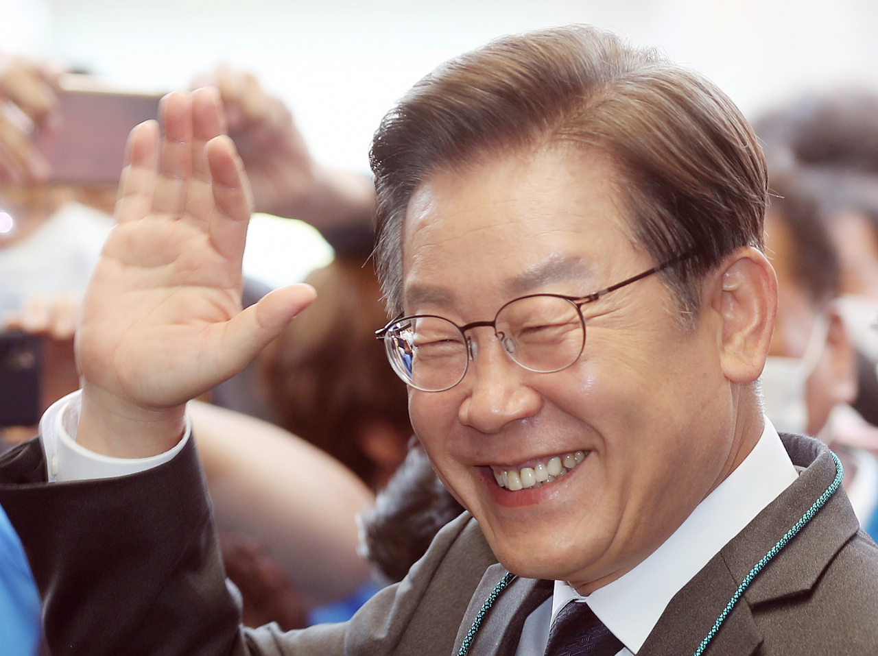 인천 계양을 국회의원 보궐선거에 출마한 더불어민주당 이재명 상임고문이 18일 오전 인천시 동구 현대시장에서 시민·지지자들과 인사하고 있다. [연합]