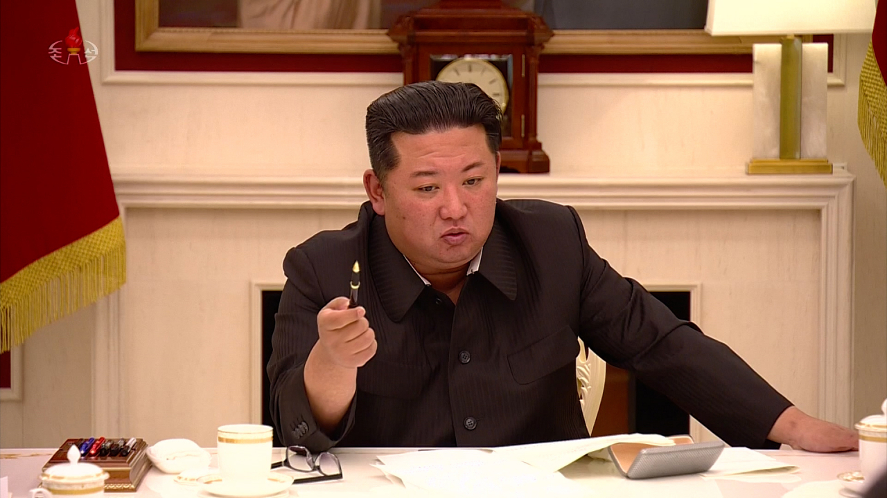 김정은 북한 국무위원장이 지난 17일 당중앙위원회 본부청사에서 노동당 정치국 상무위원회 회의를 주재하고 현 방역위기 실태를 분석하면서 인민생활을 안정시킬 것을 주문했다고 조선중앙TV가 18일 보도했다.[조선중앙TV 화면, 연합]