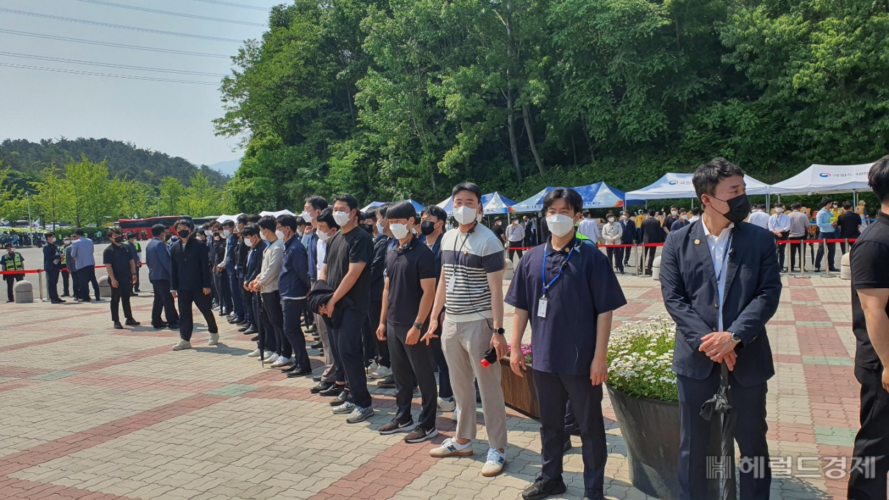 평화와 인권을 상징하는 518민주화운동 기념식장에 경찰 및 경호인력이 지나치게 많이 왔다는 지적이 곳곳에서 나왔다. 서인주 기자
