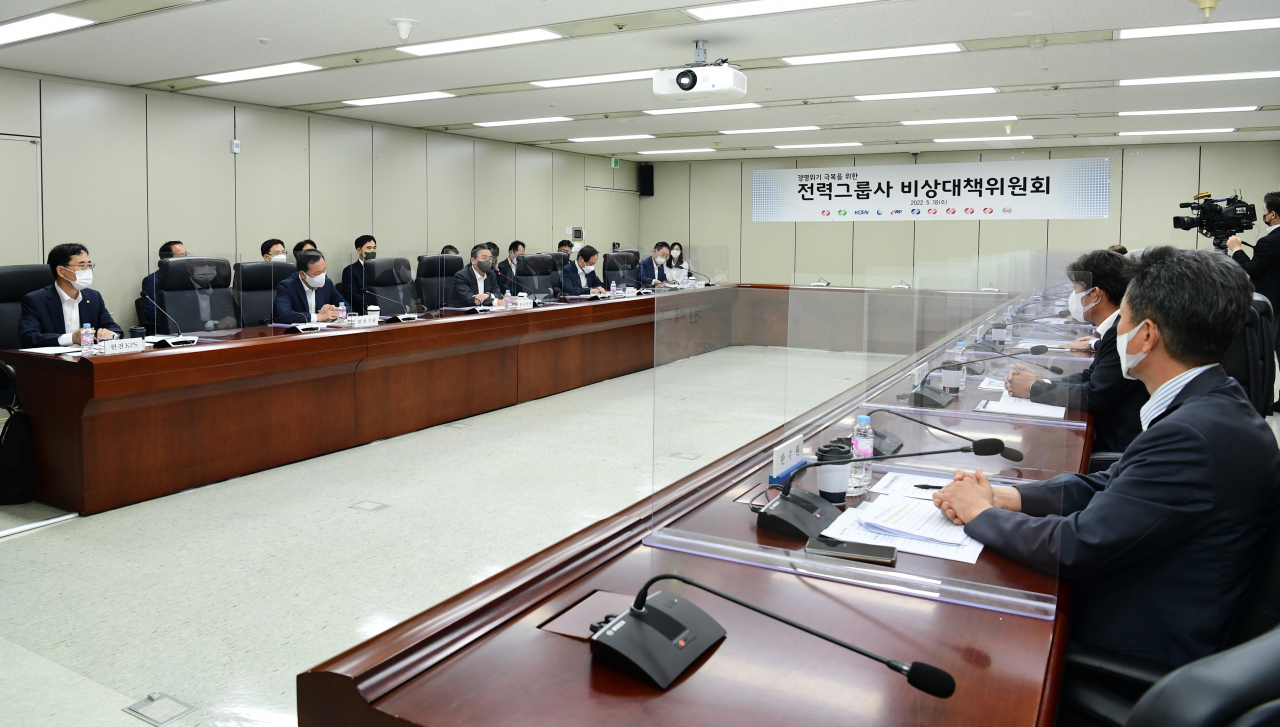 한국전력 그룹사 관계자들이 18일 서울 서초구 한전아트센터에서 '전력그룹사 비상대책위원회'를 열고 재무 개선 대책을 논의하고 있다. [한국전력 제공]