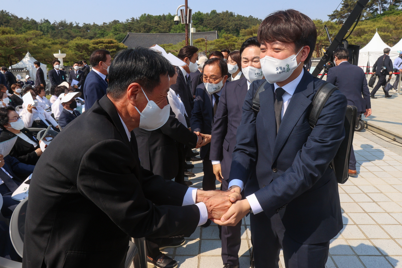 국민의힘 이준석 대표가 18일 제42주년 5·18광주민주화운동 기념식에서 오월관계자와 악수하고 있다. 연합뉴스