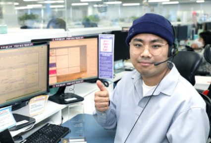 최용제 LG유플러스 상담사가 서울 LG유플러스 시흥사옥 업무 공간에서 기념 촬영을 하고 있다. 최 상담사는 청각 장애인 고객의 인터넷 개통을 ‘수화’로 도운 사례가 알려져 지난 4월 열린 LG 어워즈에서 일등 엘지상을 수상했다. [LG유플러스 제공]