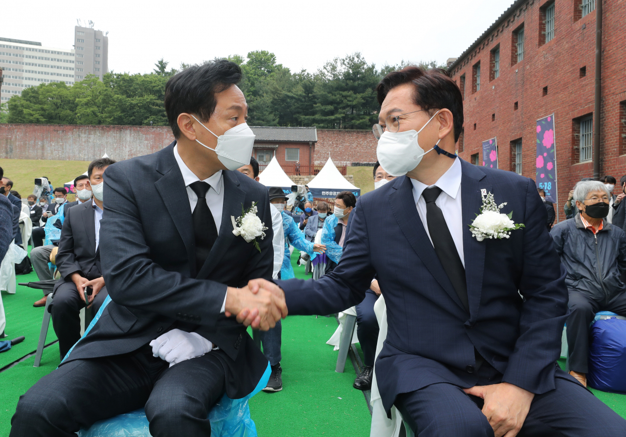 국민의힘 오세훈(왼쪽) 서울시장 후보와 더불어민주당 송영길 서울시장 후보가 지난 18일 서울시 서대문구 서대문형무소 역사관 마당에서 열린 5·18 민주화운동 기념일 서울행사에서 인사하고 있다. [연합]