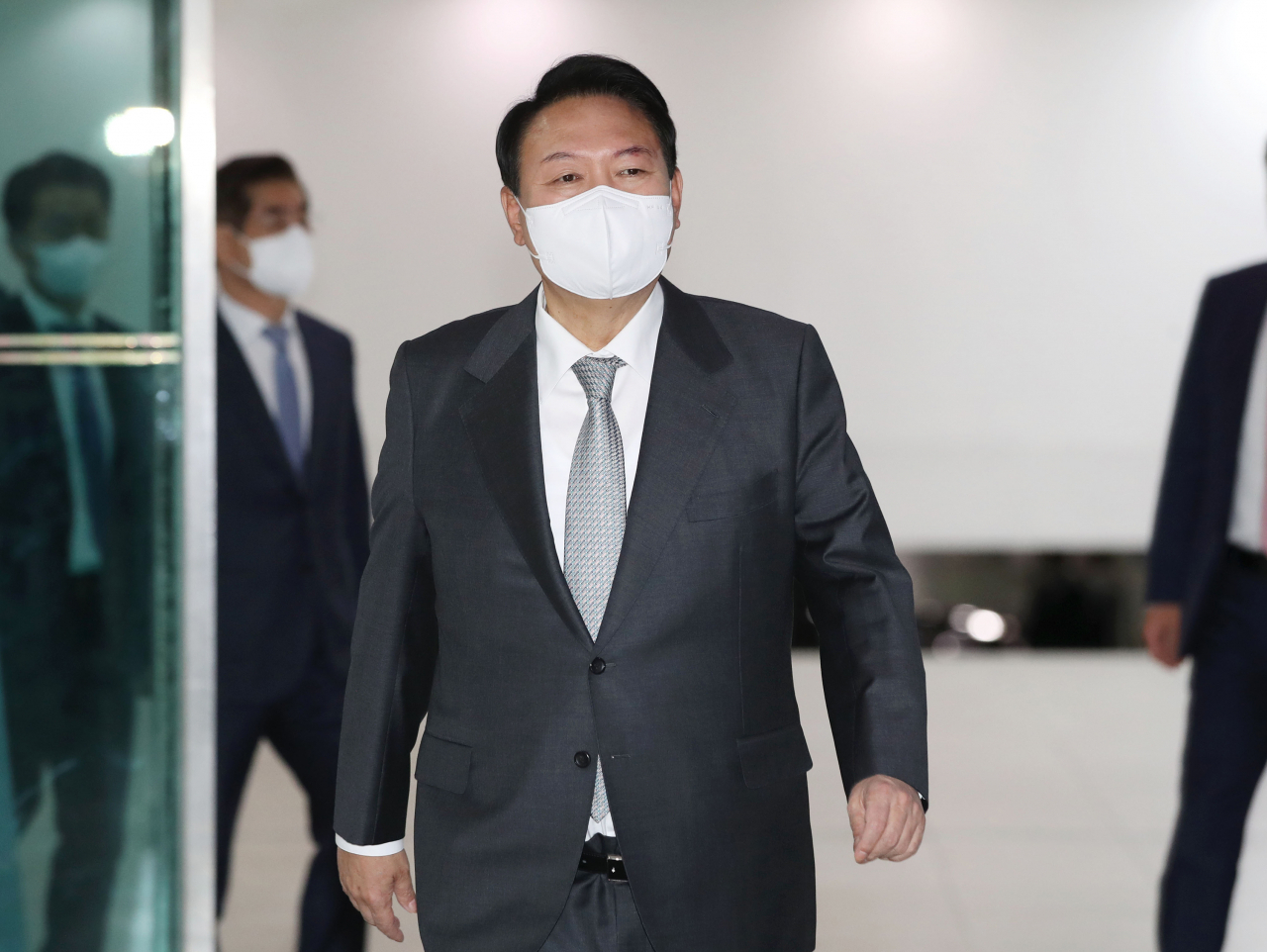 윤석열 대통령이 19일 오전 서울 용산 대통령실 청사로 출근하고 있다. [연합]