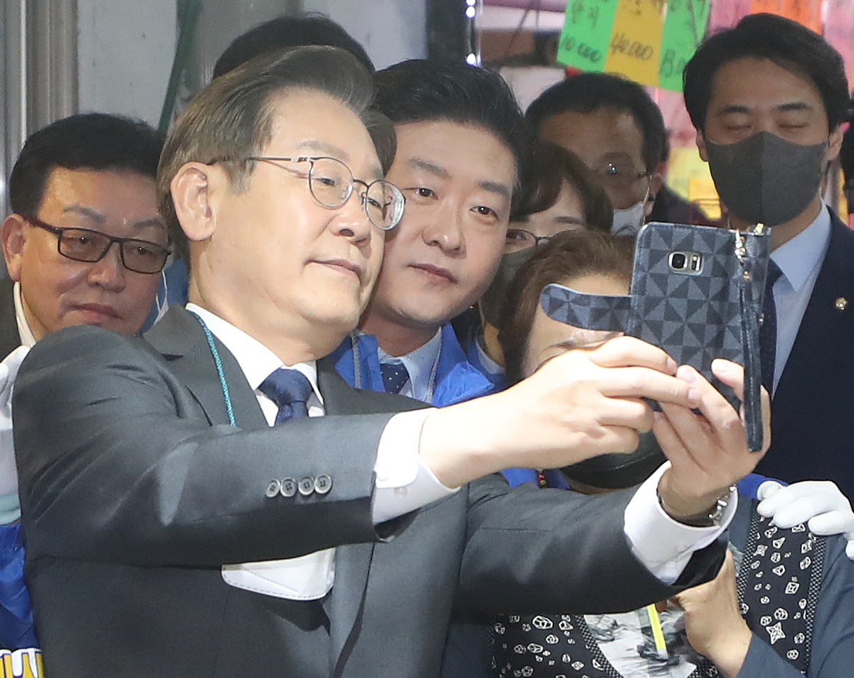 인천 계양을 국회의원 보궐선거에 출마한 더불어민주당 이재명 상임고문이 18일 오전 인천시 동구 현대시장에서 한 시민과 기념 촬영을 하고 있다. [연합]