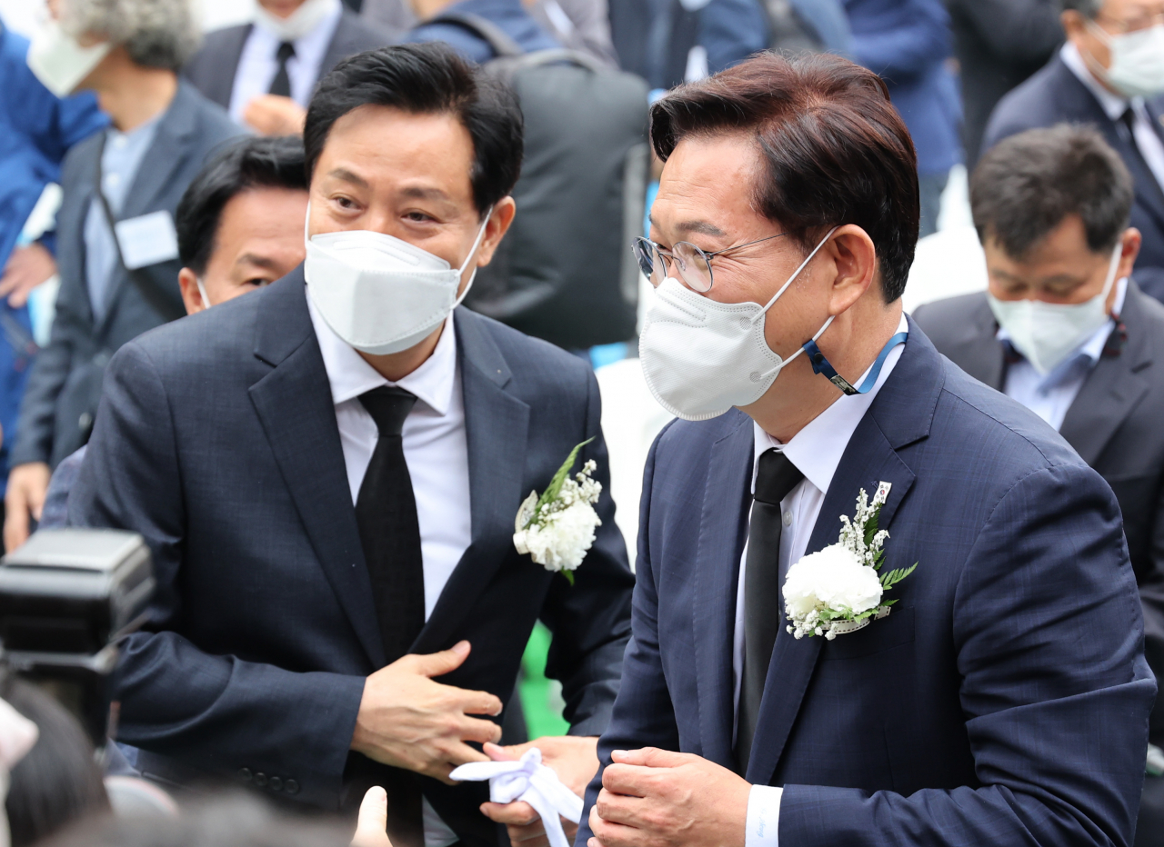 국민의힘 오세훈(왼쪽) 서울시장 후보와 더불어민주당 송영길 서울시장 후보가 지난 18일 서울시 서대문구 서대문형무소 역사관 마당에서 열린 5·18 민주화운동 기념일 서울행사에서 인사하고 있다. [연합]