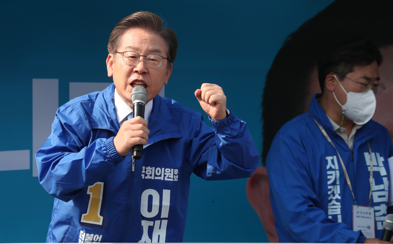 이재명 더불어민주당 총괄선대위원장이 19일 인천 계양역 광장에서 열린 더불어민주당 인천 선대위 출정식에서 연설하고 있다. [연합]