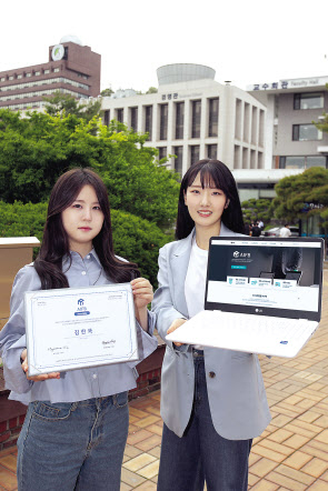 성균관대학교 학생들이 캠퍼스에서 AIFB를 알리고 있는 모습. [KT 제공]