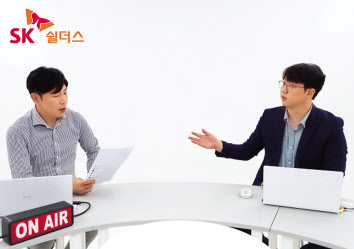 공동 세미나에서 SK쉴더스 EQST담당 김태형 담당(왼쪽)과 이호석 팀장이 ‘랜섬웨어 트렌드 및 분석’을 주제로 발표를 하고 있다.