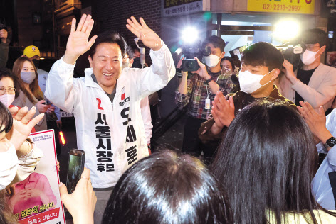 오세훈 국민의힘 서울시장 후보가 공식 선거운동 첫날인 19일 새벽 서울 화양동에서 안심보안관과 함께 순찰 도중 시민과 인사하고 있다. [연합]