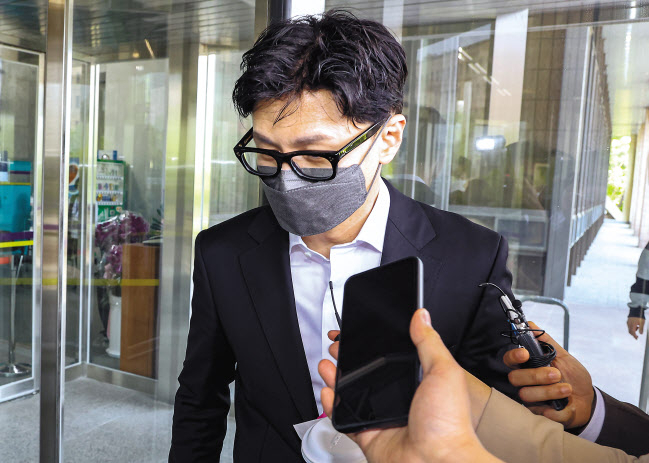 한동훈 법무부 장관이 취임 이튿날인 18일 법무·검찰 검사장급 고위 간부 인사를 단행했다. 윤석열 대통령 당선 때부터 예견된대로 이른 바 ‘윤석열 사단’ 검사들이 검찰 주요 보직을 꿰차는 승진 인사가 났다. 사진은 18일 오전 광주 5·18민주화운동 기념식에 참석했던 한동훈 법무부 장관이 이날 오후 경기도 과천 정부과천청사 내 법무부에 도착해 청사 내부로 향하다 취재진 질문을 받고 있는 모습. [연합]