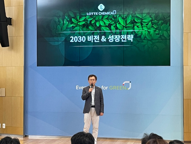 김교현 롯데케미칼 대표이사 부회장이 19일 서울 송파구 롯데월드타워에서 ‘2030 비전 및 성장전략 발표회’를 갖고 오는 2030년 매출 50조원을 달성, 이 중 고부가·친환경 부문 비중을 60%까지 확대하겠다는 목표를 밝혔다.