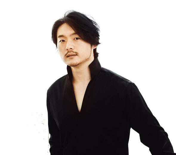 20여년간 국내외 유수 무대에 선 바리톤 이응광이 말러와 바그너를 담은 첫 정규앨범을 냈다. 이뤄지지 않는 사랑 이야기를 풀어낸 두 작곡가의 음악은 성악가로 한 길을 걸어온 그의 꿈에 대한 고민을 담아 깊고 묵직해졌다. 박해묵 기자