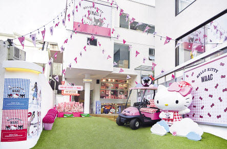 서울 신사동에 문을 연 팝업스토어 ‘헬로키티 바이 왁(Hello Kitty by WAAC)’전경. [코오롱FnC 제공