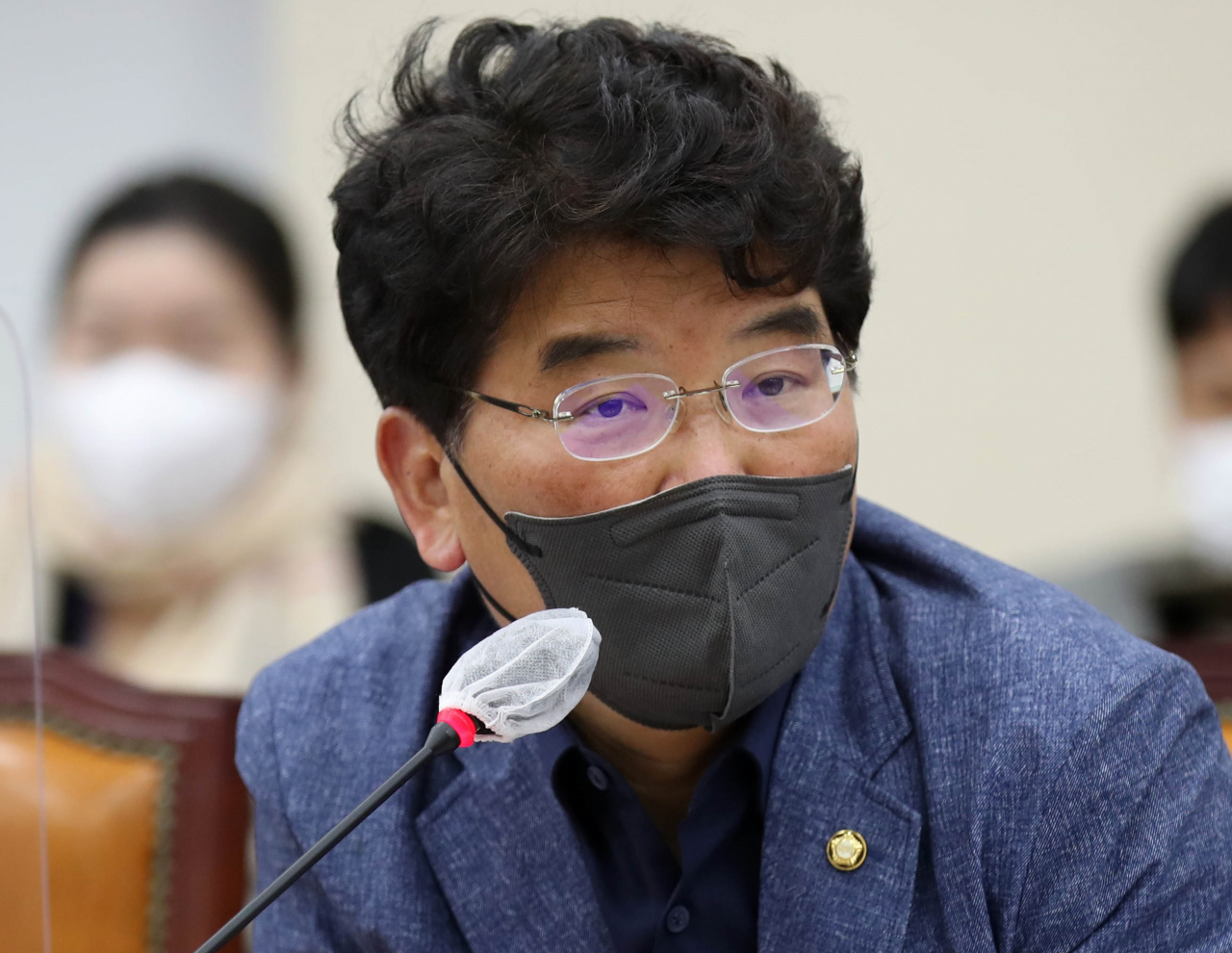 지난해 5월 보좌관 성추행 의혹이 알려지면서 더불어민주당에서 제명된 박완주 의원이 국회에서 열린 행정안전위원회 전체회의에서 발언하고 있는 모습. [연합]