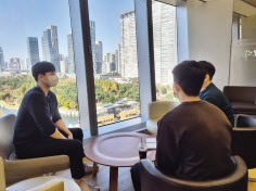 두드림 3기 청년들이 포스코인터내셔널 직원으로부터 무역업무에 대한 멘토링을 받고 있다. [포스코1%나눔재단 제공]