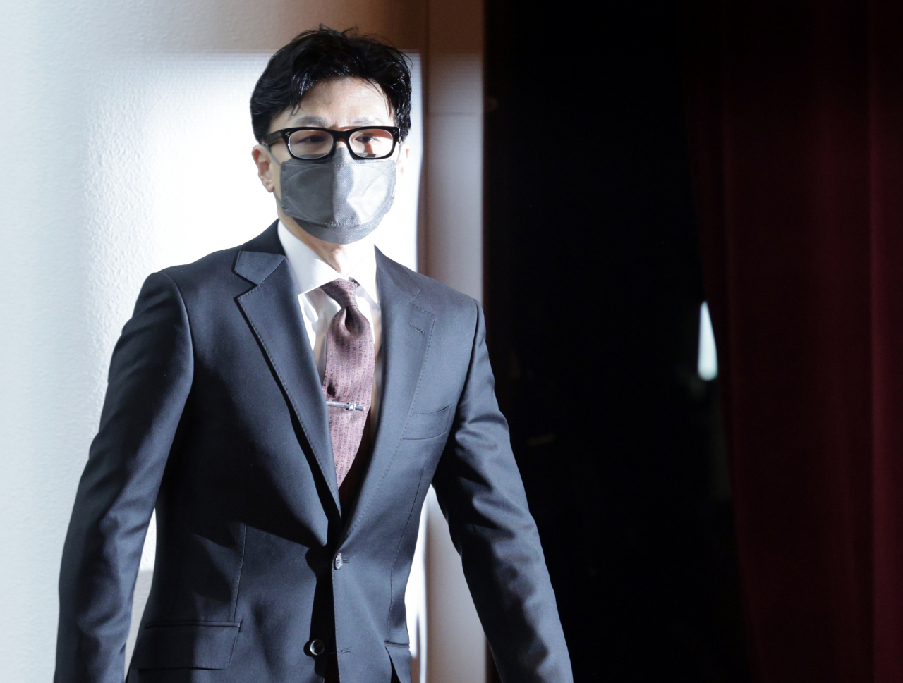 한동훈 법무부 장관이 17일 정부과천청사 법무부에서 열린 취임식에 입장하고 있다. [연합]
