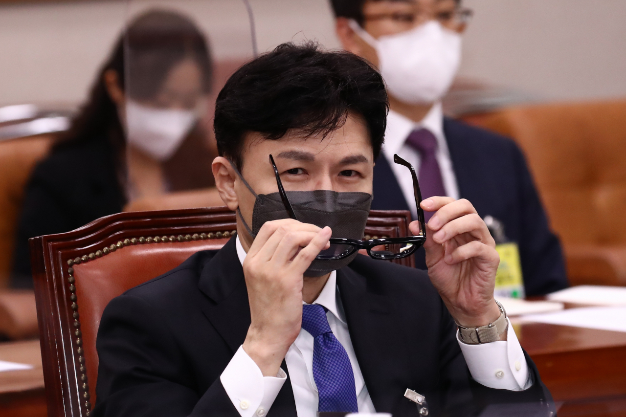 한동훈 법무부 장관 후보자가 9일 오전 국회에서 열린 인사청문회에서 안경을 고쳐 쓰고 있다. [연합]