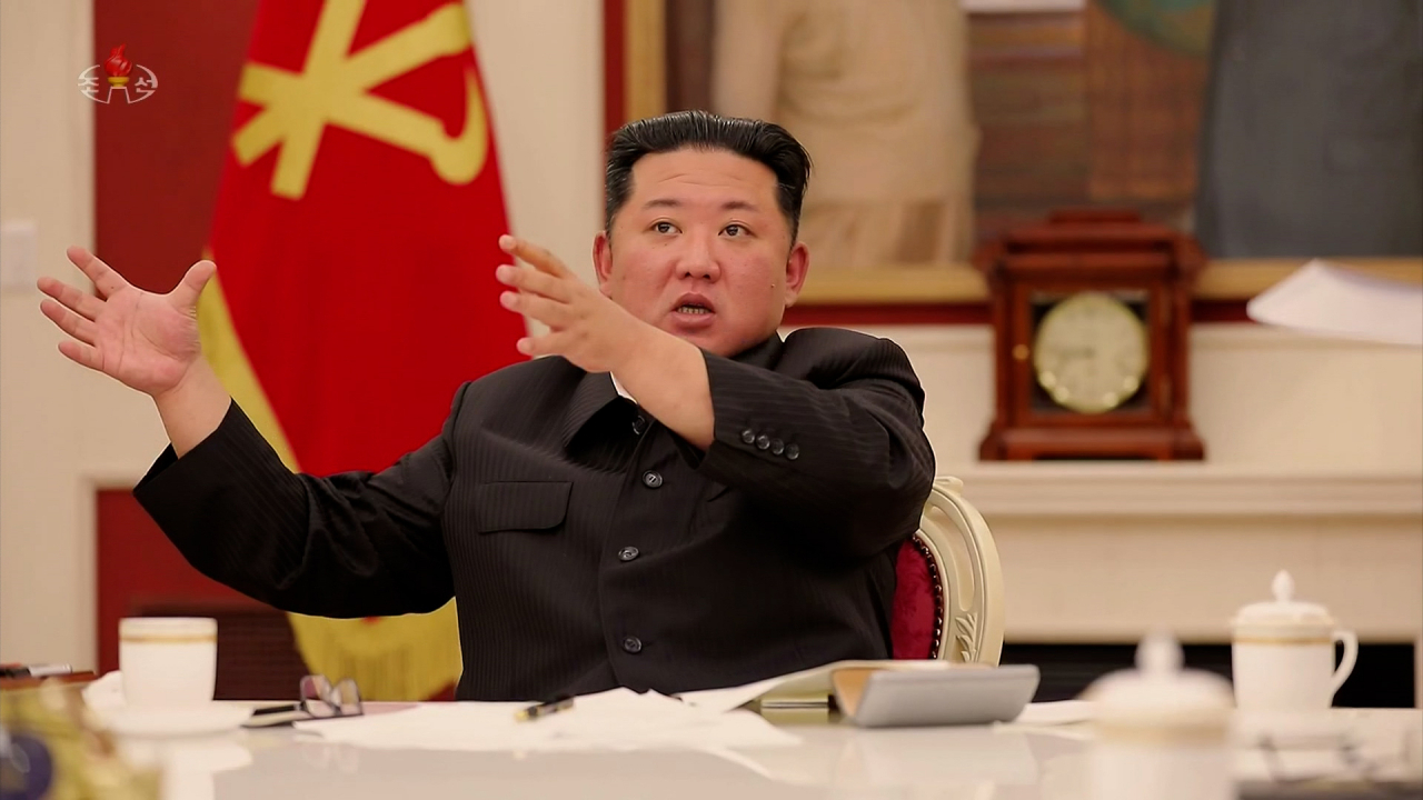 김정은 북한 국무위원장이 지난 17일 당중앙위원회 본부청사에서 노동당 정치국 상무위원회 회의를 주재하고 현 방역위기 실태를 분석하면서 인민생활을 안정시킬 것을 주문했다고 조선중앙TV가 18일 보도했다. [조선중앙TV 화면]