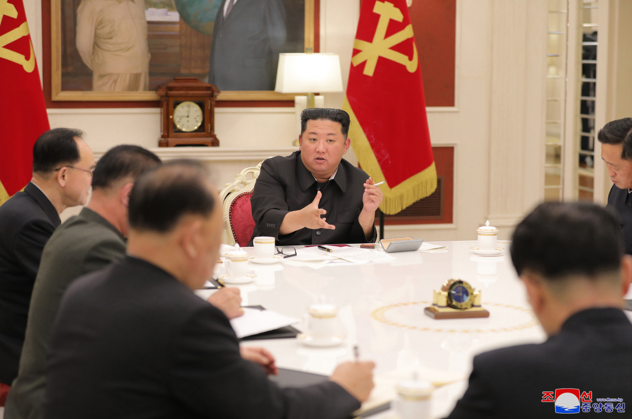 김정은 북한 국무위원장이 노동당 정치국 상무위원회 회의를 주재하고 현 방역위기 실태를 분석하면서 인민생활을 안정시킬 것을 주문했다. [조선중앙TV 화면]