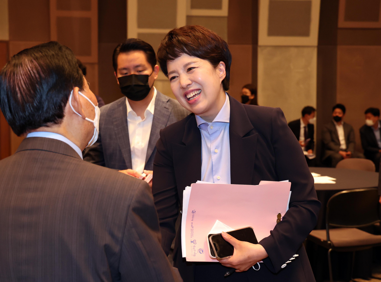 국민의힘 김은혜 경기도지사 후보가 19일 서울 중구 한국프레스센터에서 열린 관훈토론회에서 참석자들과 인사하고 있다. [연합]