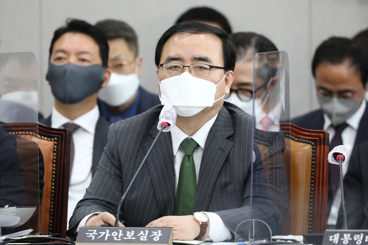 김성한 국가안보실장이 17일 오후 국회에서 열린 운영위원회 전체회의에 출석해 의원들의 질의에 답하고 있다. [연합]