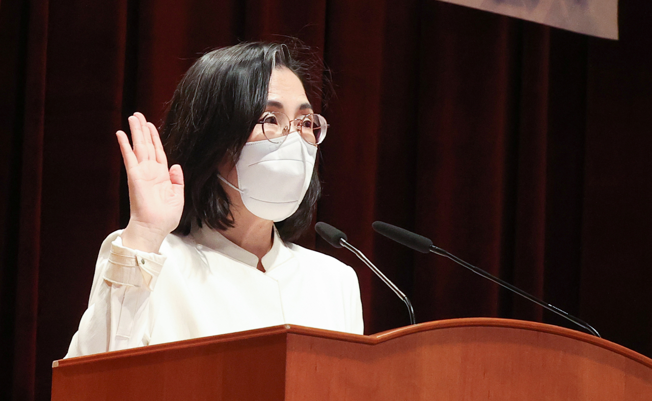 김현숙 신임 여성가족부 장관이 17일 오후 정부서울청사에서 열린 취임식에서 취임 선서를 하고 있다. [연합]