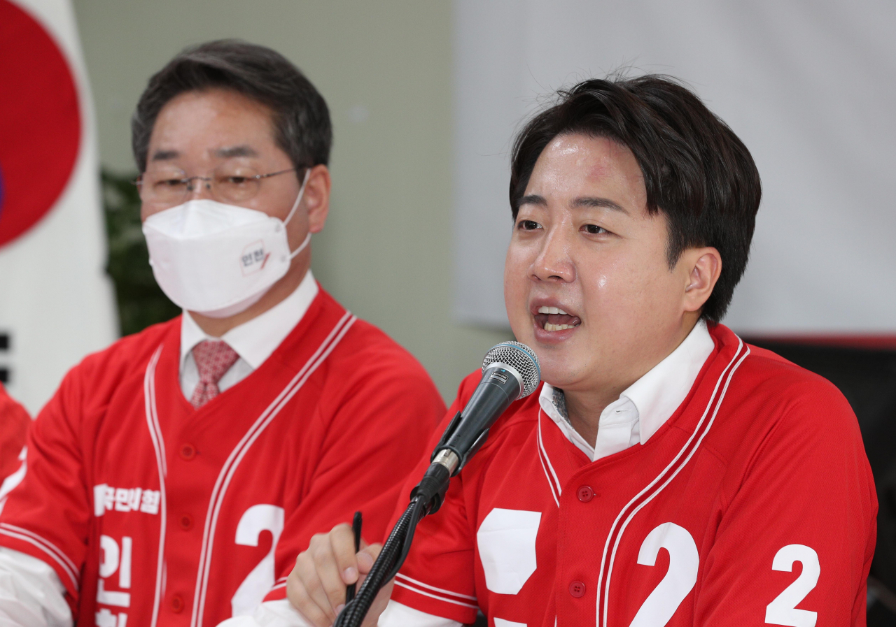 이준석 국민의힘 상임선대위원장이 19일 오전 인천 미추홀구 유정복 인천광역시장 후보 선거 사무실에서 열린 국민의힘 중앙선대위 인천 현장 회의에서 발언하고 있다. [연합]