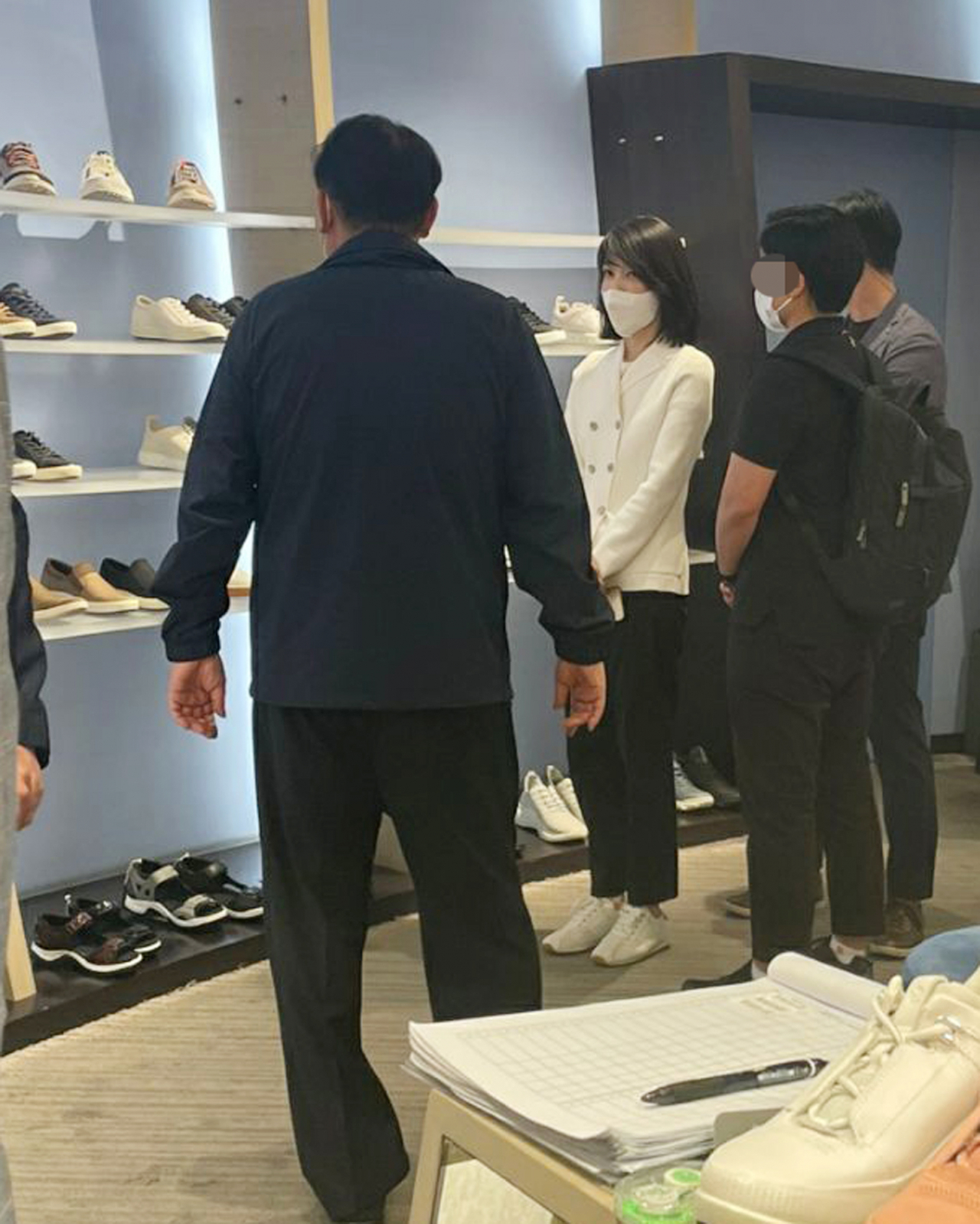 윤석열 대통령과 김건희 여사가 취임 후 첫 주말인 14일 서울 종로구 광장시장을 방문한 뒤 자택 인근 백화점을 찾아 구두를 구매하고 있다. [연합]