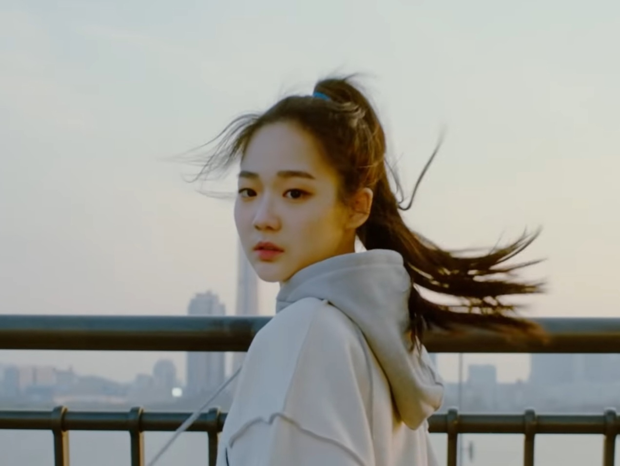 네이버가 걸그룹 프로젝트 '트리플에스(tripleS)'를 준비하는 K팝 스타트업 '모드하우스'에 투자를 단행했다. 트리플에스는 지난 1일 공식 소셜네트워크서비스(SNS) 채널에 첫 멤버 윤서연의 티저영상을 공개했다.[트리플에스 유튜브]