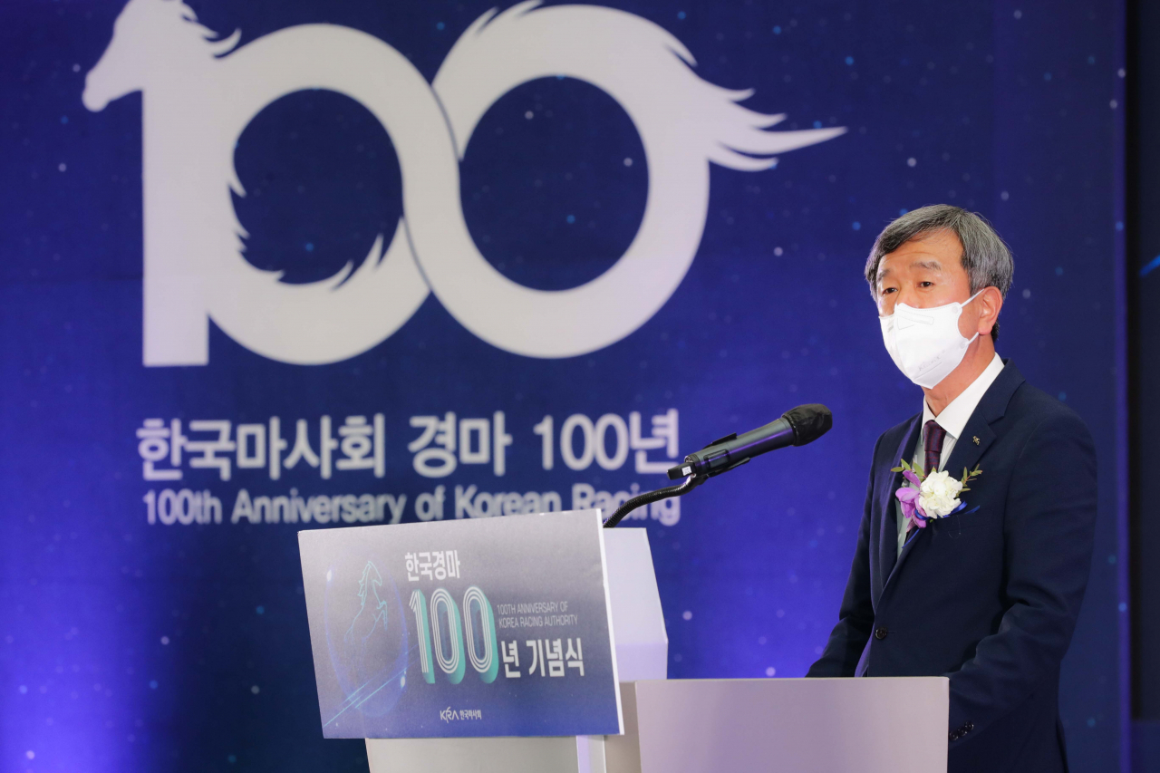 한국경마 100년 기념식에서 정기환 한국마사회장이 기념사를 하고 있다./한국마사회 제공