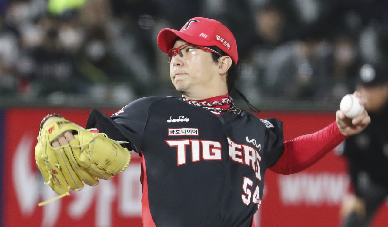 19일 부산 사직야구장에서 열린 프로야구 KIA 타이거즈와 롯데 자이언츠의 경기. KIA 양현종이 7회말 역투하고 있다. 연합뉴스