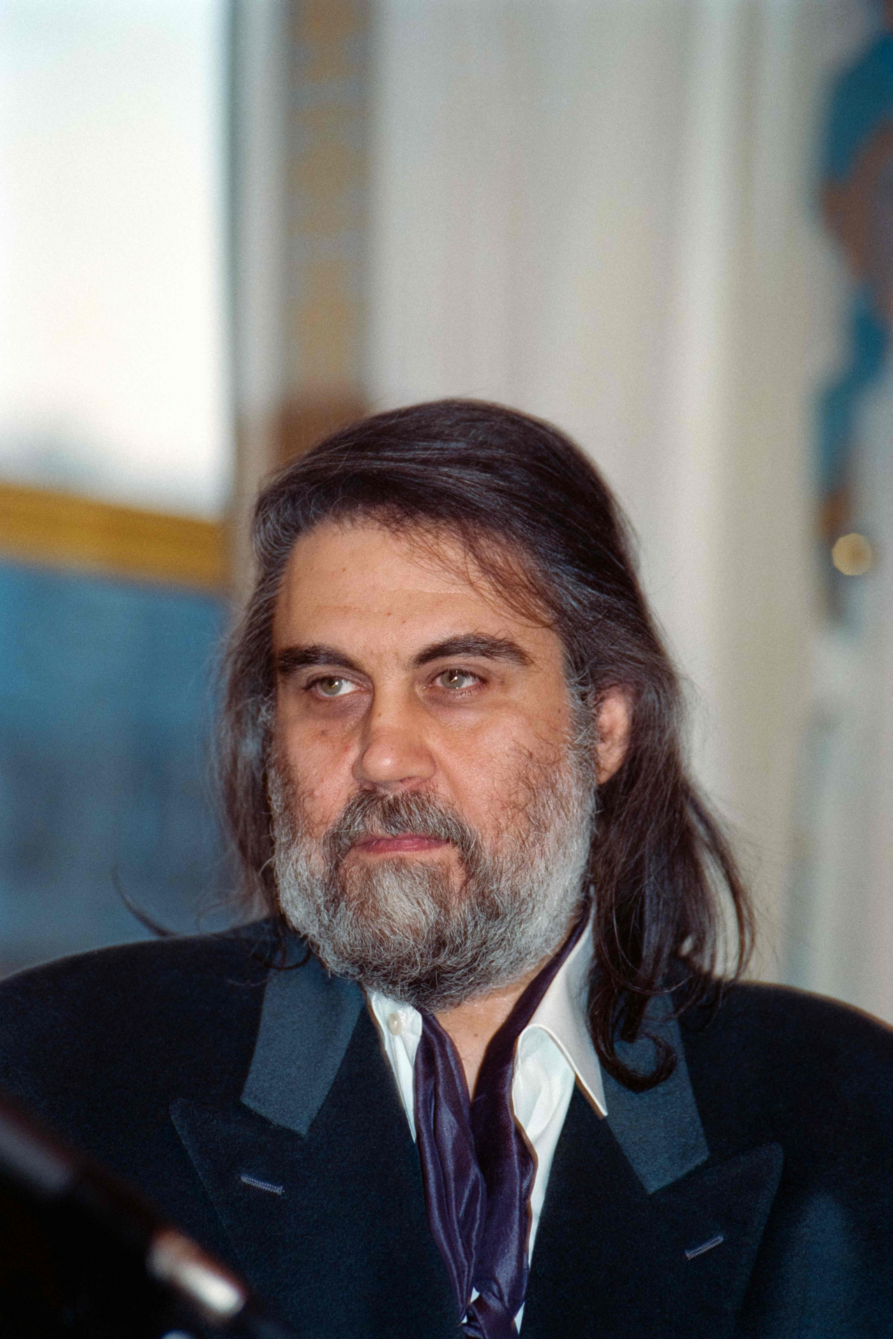 반젤리스의 1992년 당시 모습이다. [AFP] picture taken on October 20, 1992 shows Greek musician and composer Vangelis Papathanassiou, known as Vangelis, posing at the French Culture Ministry after receiving a decoration. - Vangelis, the Greek composer of soundtracks for