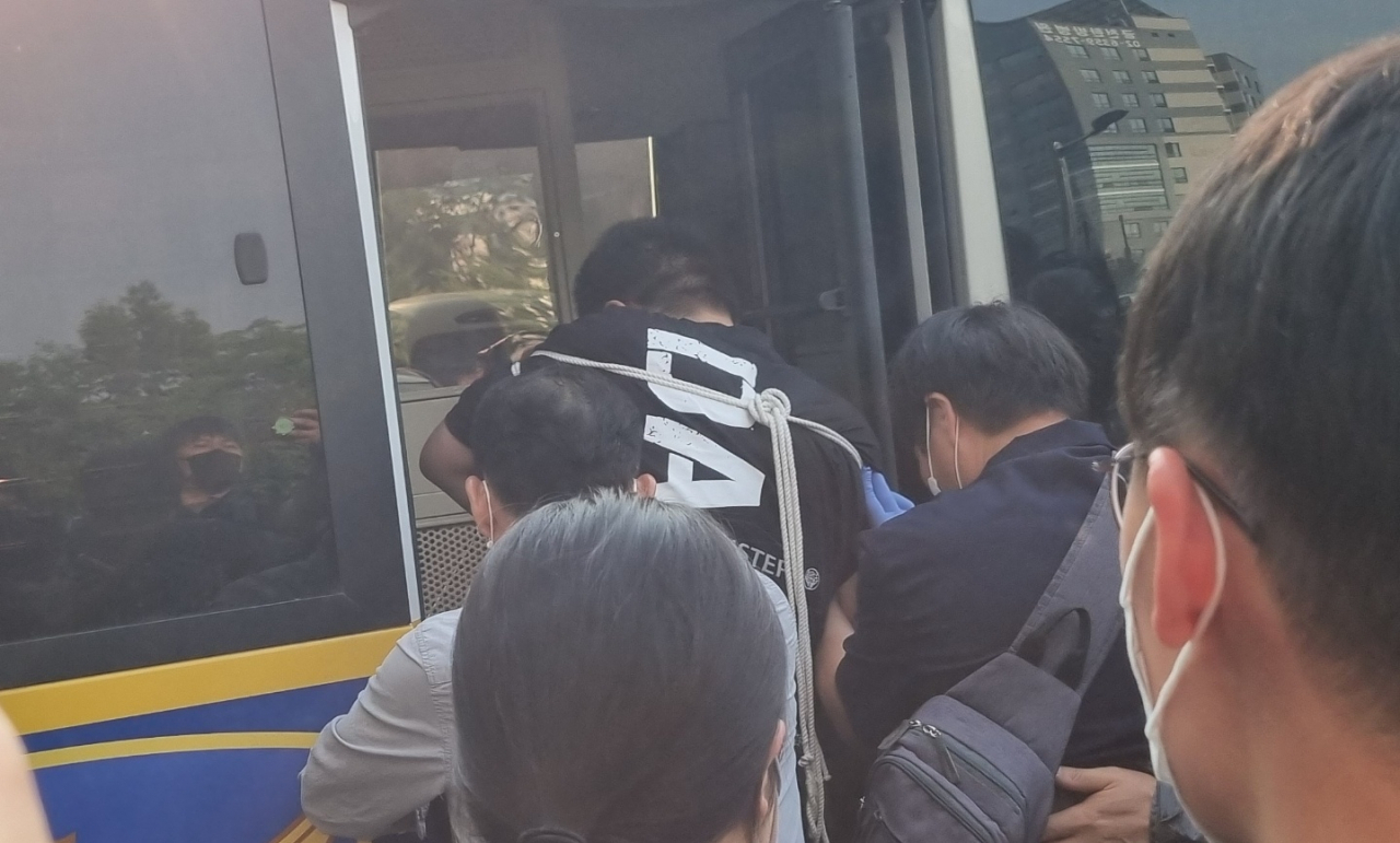 서울 구로구 일대에서 연이어 살인·폭행을 저지른 혐의를 받는 중국 국적 40대 남성이 20일 오전 서울 금천경찰서를 나와 서울남부지검으로 송치되고 있다. 김빛나 기자