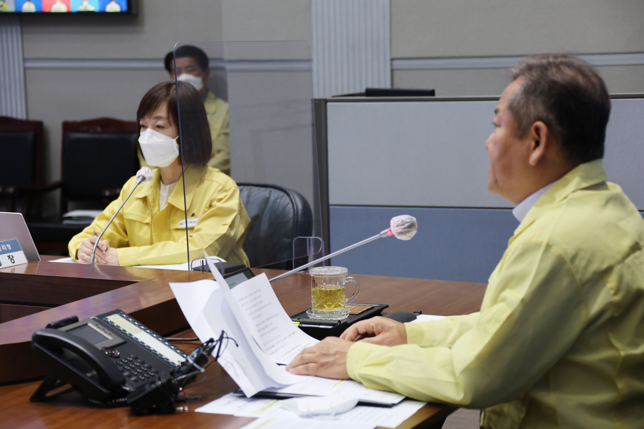 이상민 행정안전부 장관(오른쪽)이 20일 오전 정부서울청사 중앙재난안전상황실 서울상황센터에서 열린 신종 코로나바이러스 감염증(코로나19) 대응 중앙재난안전대책본부 회의를 주재하고 있다. 연합뉴스