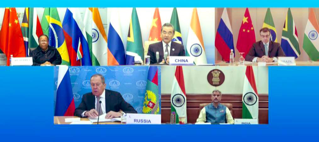 19일(현지시간) 화상으로 개최한 브릭스(BRICS, 브라질·러시아·인도·중국·남아프리카공화국 등 신흥 경제 5개국) 외무장관 회담에 참석한 각국 외무장관들의 모습. (왼쪽 상단부터 시계 방향으로) 날레디 판도 남아공 외무장관, 왕이(王毅) 중국 국무위원 겸 외교부장, 카를로스 프랑카 브라질 외무장관, 수브라마냠 자이샨카르 인도 외무장관, 세르게이 라브로프 러시아 외무장관. [수브라마냠 자이샨카르 인도 외무장관 트위터]