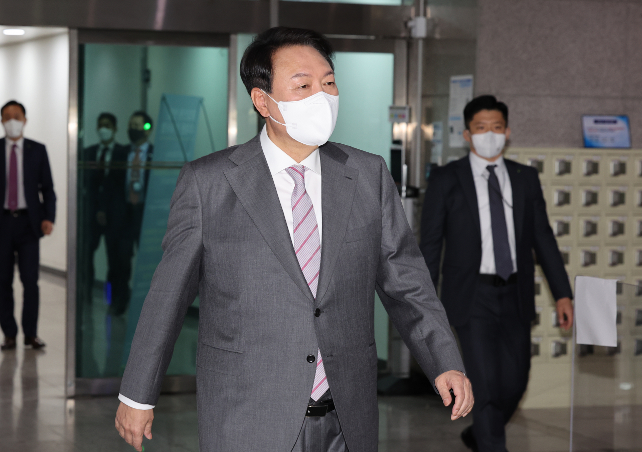 조 바이든 미국 대통령이 한국을 공식 방문하는 20일 오전 윤석열 대통령이 용산 대통령실 청사로 출근하고 있다. [연합]