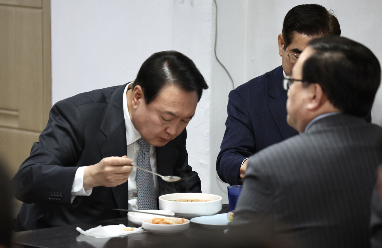 윤석열 대통령이 19일 서울 용산 대통령실 청사 인근 국수집에서 점심 식사를 하고 있다. [연합]