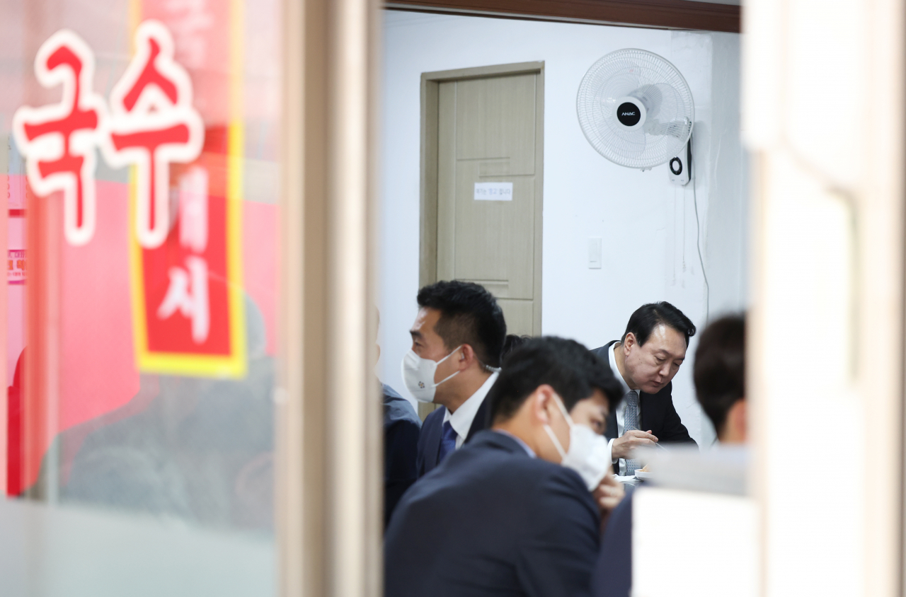 윤석열 대통령이 19일 서울 용산 대통령실 청사 인근 국수집에서 점심 식사를 하고 있다. [연합]