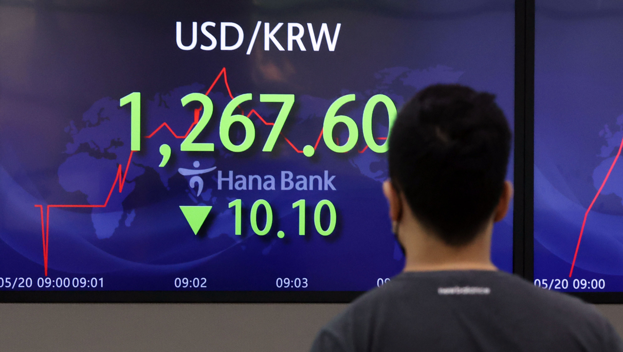 An electronic board showing the Korea Composite Stock Price Index (Kospi) at a dealing room of the Hana Bank headquarters in Seoul on Friday. (Yonhap)