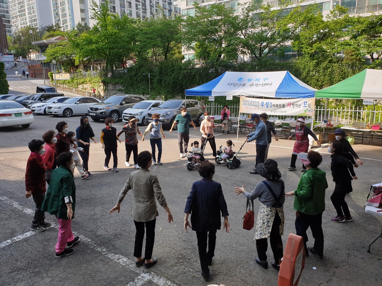 3일 사당우성아파트 3단지에서 주민화합축제를 열어 아파트 경비원, 미화원 등 관리노동자와 입주민이 함께 레크리에이션을 진행했다. [동작구 제공]