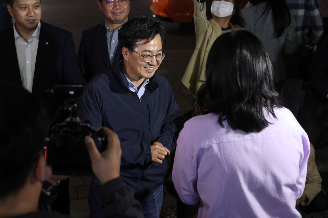 공식 선거운동이 시작된 지난 19일 자정께 더불어민주당 김동연 경기도지사 후보가 서울 관악구 사당역 4번 출구 인근에서 경기도와 서울을 오가는 도민들을 만나 인사를 나누고 있다. [연합]
